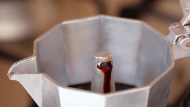Café expresso quente derramando fora de um pote de moka tradicional italiano . — Vídeo de Stock
