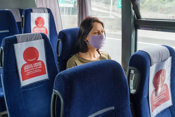 COVID-19 Autobús de transporte público durante la pandemia del coronavirus —  Fotos de Stock