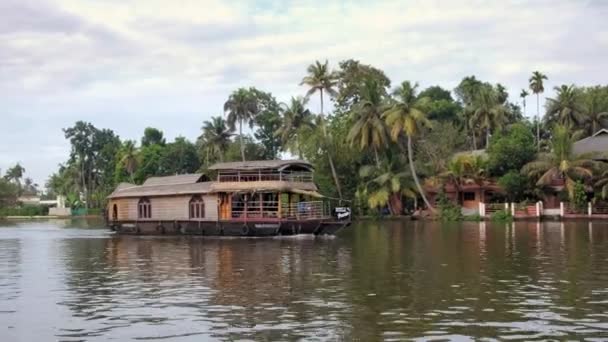 Casa flotante tradicional en hermosos remansos Kerala, India — Vídeo de stock