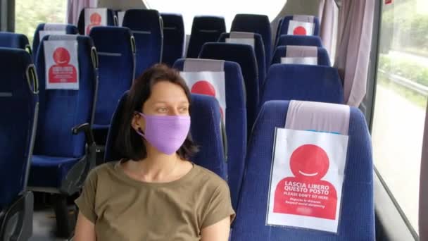 COVID-19 Ônibus de transporte público durante a pandemia do coronavírus — Vídeo de Stock