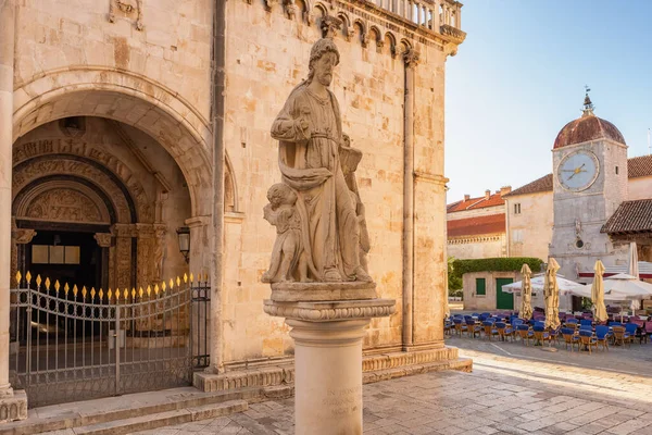 Hırvatistan 'ın Trogir kentindeki Saat Kulesi' nin arka planında Aziz Lawrence Heykeli — Stok fotoğraf