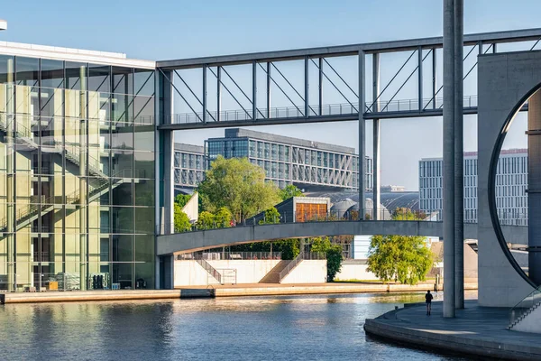 Σύγχρονη αρχιτεκτονική στην κυβερνητική περιοχή του Βερολίνου κατά τη διάρκεια του καλοκαιριού, Γερμανία — Φωτογραφία Αρχείου