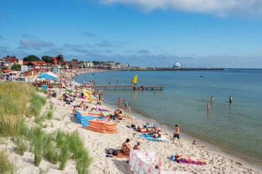 Polonya 'nın Sopot kentinde yaz mevsiminde Baltık Denizi' nde popüler plaj