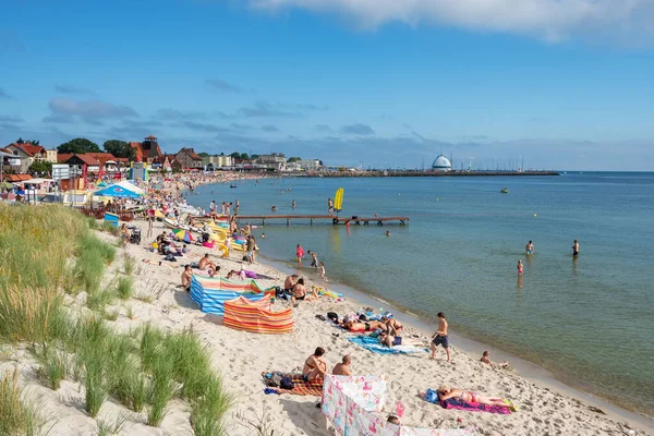 Plajă populară la Marea Baltică pe timp de vară în Sopot, Polonia — Fotografie, imagine de stoc