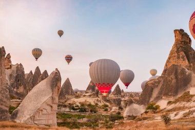 Kapadokya 'nın ünlü manzarası üzerinde uçan sıcak hava balonları, Türkiye