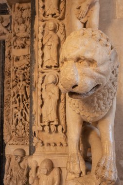 Hırvatistan 'ın Trogir kentindeki St. Lawrence katedralinin Radova portalının ayrıntıları.
