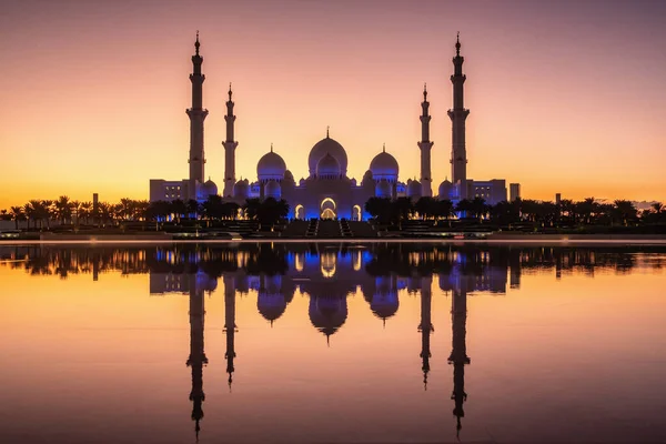 Grande Mesquita no crepúsculo em Abu Dhabi, Emirados Árabes Unidos — Fotografia de Stock