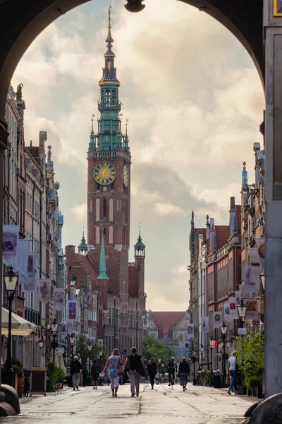Вид на главную ратушу на улице Лонг-лейн в старом городе Гаск, Польша . — стоковое фото