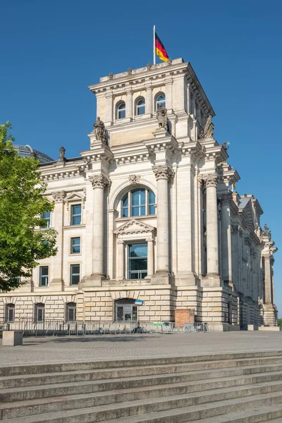 Reichstag Berlin'de Alman hükümeti ve Spree Nehri binası