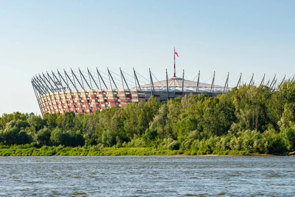 Stadio Nazionale a Vistola fiume d'estate a Varsavia — Foto Stock