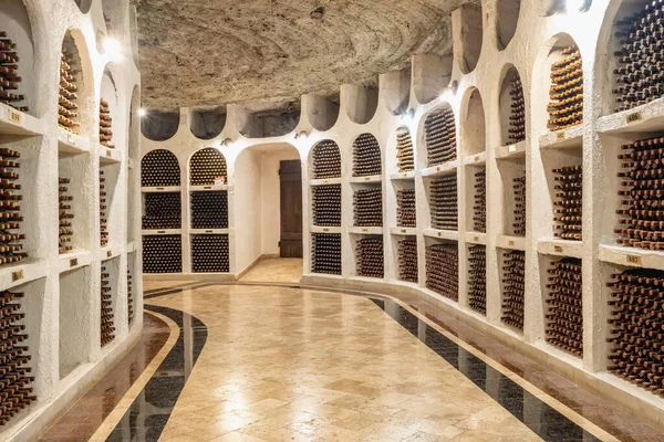 Bottiglie di vino impilate nella vecchia cantina primo piano — Foto Stock