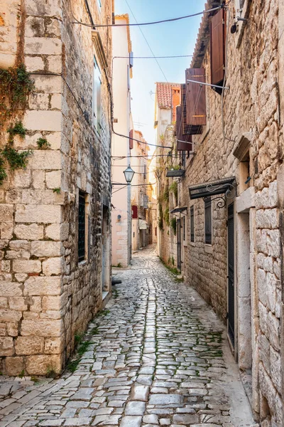 Rue étroite dans la vieille ville de Trogir, Croatie. — Photo