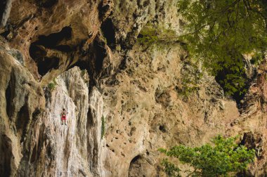 Sarp bir uçurum rock tırmanma