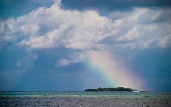 Kleine groene eiland aan de horizon in de blauwe zee, Maldiven, Asia — Stockfoto