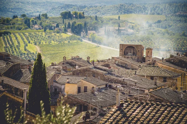 San Gimignano, İtalya şehir duvardan görüntülemek