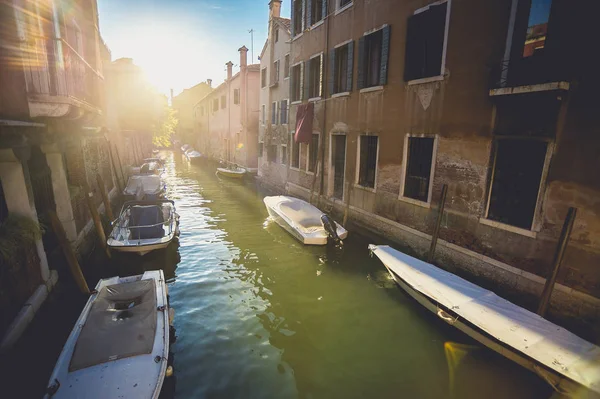 Canales escénicos y hermosos en Venecia, Italia — Foto de Stock