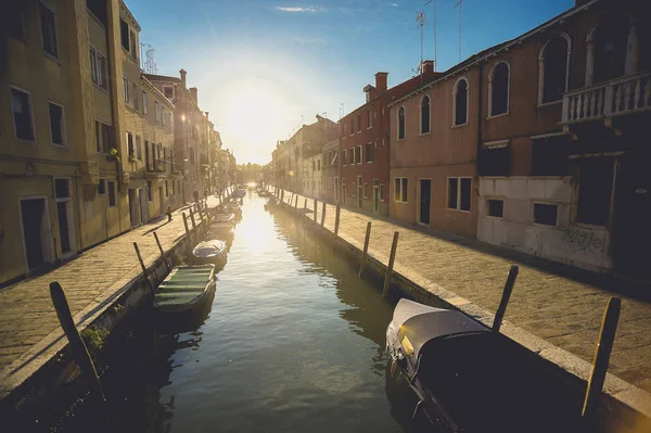 Canales escénicos y hermosos en Venecia, Italia — Foto de Stock