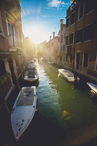 Canales escénicos y hermosos en Venecia, Italia — Foto de Stock