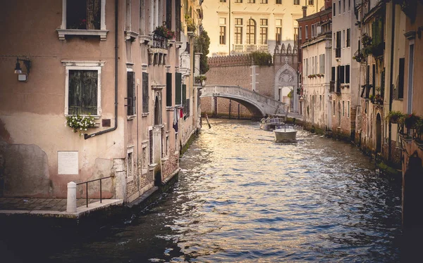 Canales escénicos y hermosos en Venecia, Italia — Foto de Stock