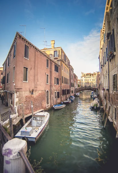 Canales escénicos y hermosos en Venecia, Italia — Foto de Stock