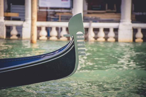   Bağlantılı gondol üzerinde Canal Grande, Venice, İtalya 