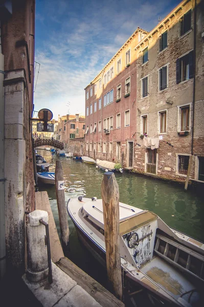 Canales escénicos y hermosos en Venecia, Italia — Foto de Stock