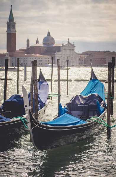 Góndolas ancladas en Canal Grande, Venecia, Italia — Foto de Stock