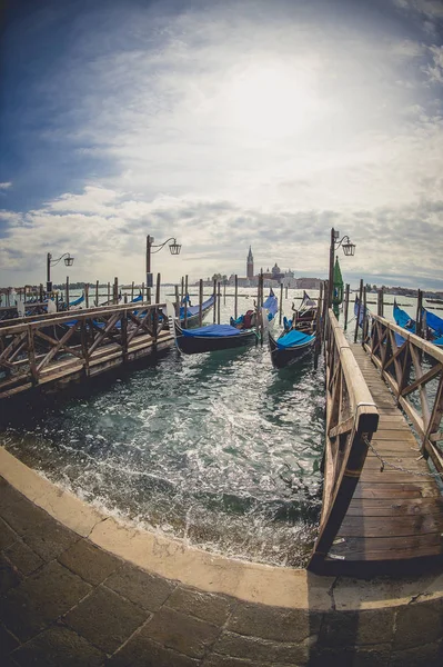   Bağlantılı gondol üzerinde Canal Grande, Venice, İtalya 