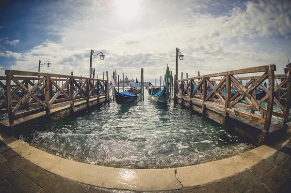   Bağlantılı gondol üzerinde Canal Grande, Venice, İtalya 