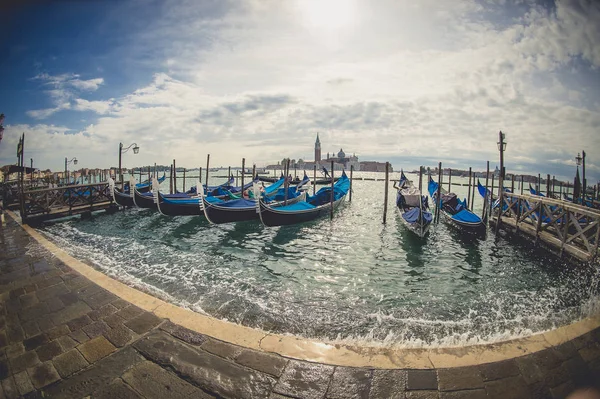   Bağlantılı gondol üzerinde Canal Grande, Venice, İtalya 