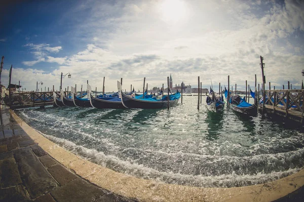   Bağlantılı gondol üzerinde Canal Grande, Venice, İtalya 