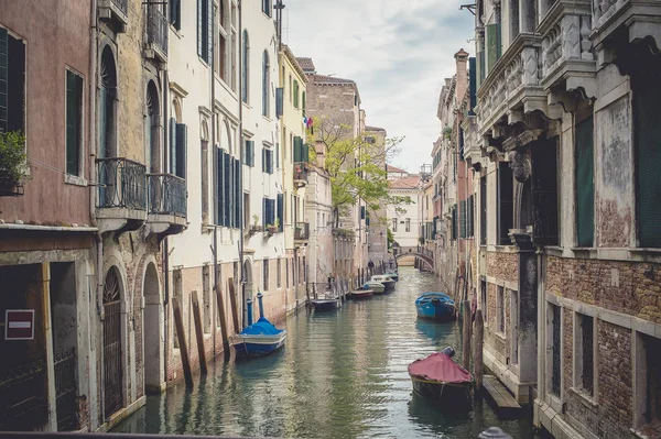 Canales escénicos y hermosos en Venecia, Italia — Foto de Stock