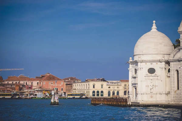Canales escénicos y hermosos en Venecia, Italia — Foto de Stock
