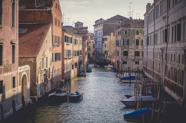 Canales escénicos y hermosos en Venecia, Italia — Foto de Stock
