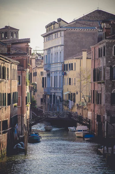 Canales escénicos y hermosos en Venecia, Italia — Foto de Stock