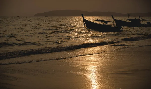 Barca nazionale dei pescatori in Thailandia in mare al tramonto — Foto Stock