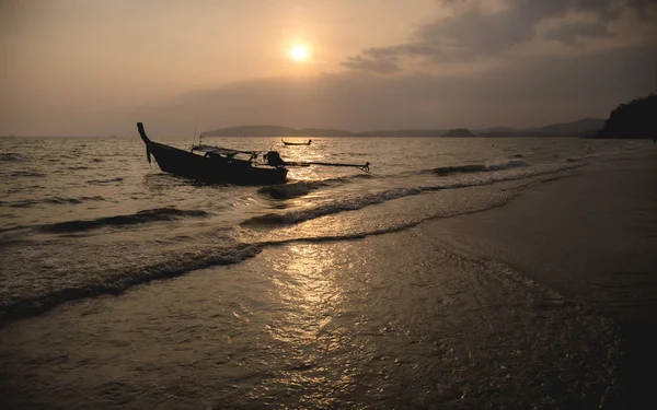 gün batımında denize Tayland Ulusal balıkçı tekne