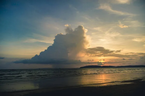 Bel tramonto con grandi nuvole sul mare — Foto Stock