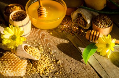 Arı kovanı ürünleri (peteğin, bal, polen) ve bir woo çiçekler