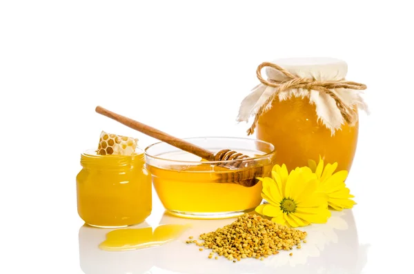 Bijenproducten: honing, stuifmeel, honingraat op witte achtergrond — Stockfoto