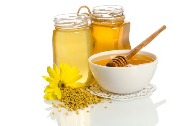 Beyaz izole sarı çiçek ve arı ürünleri (bal, polen)