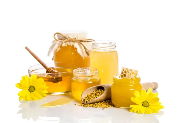 De banken van honing met honingraten, glazen kom met honing en wo — Stockfoto