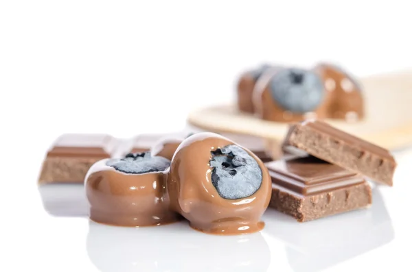 Chocolade snoepje met bosbessen geïsoleerd op wit — Stockfoto