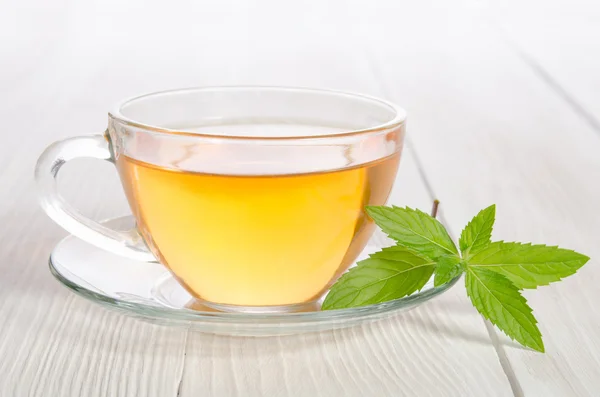 Glas kopp te med mynta i tabellen vit trä — Stockfoto