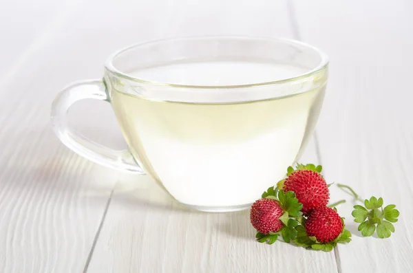 Kopje thee en strawbarries op de witte houten tafel — Stockfoto