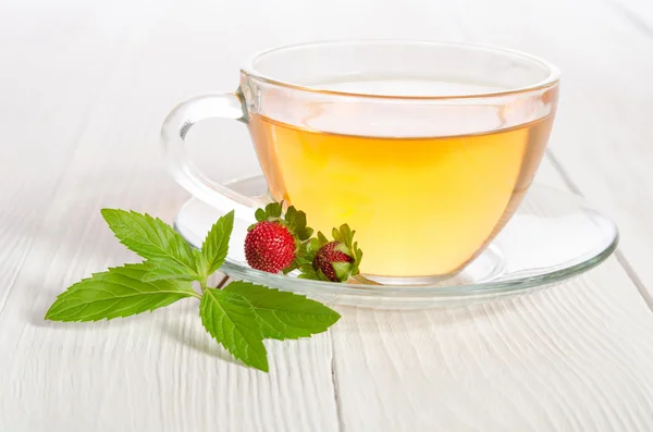 Fincan çay ve strawbarries Beyaz ahşap tablo — Stok fotoğraf