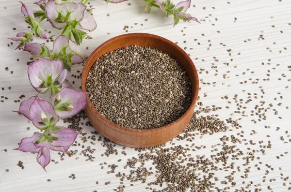 Chia semente saudável super comida com flor sobre backgro de madeira branca — Fotografia de Stock