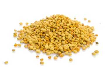 Beyaz arka plan üzerinde izole polen yığını 