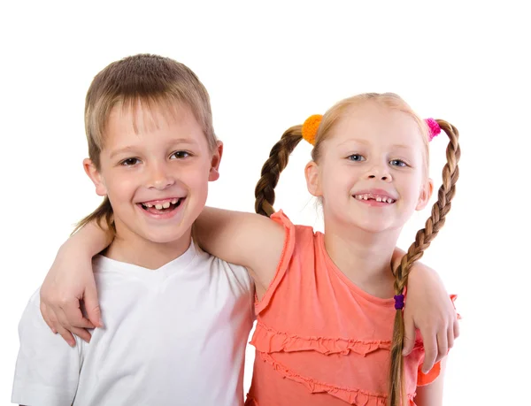 Lindo niño y niña abrazo aislado sobre fondo blanco — Foto de Stock