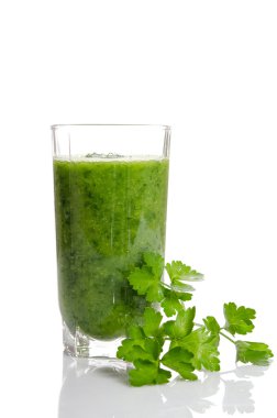 Yeşil smoothie ve maydanoz w izole sağlıklı yaz içeceği